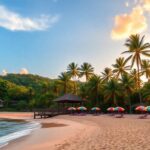 Pantai tropis Bali saat matahari terbenam